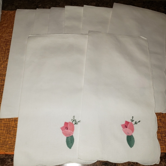 Beautiful 72 inch round table cover with 9 placemats no rips or stains - Picture 5 of 7